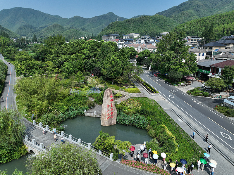 2023年8月11日，游客在浙江安吉余村參觀。